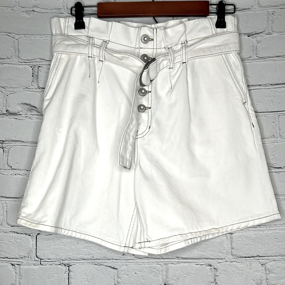 Free People Belted Cream Colored Button-Fly Shorts Size 0 Excellent Condition